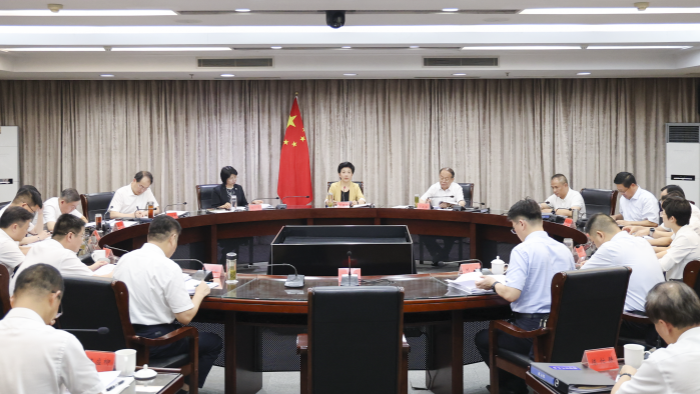 万闻华主持召开全市经济形势分析会